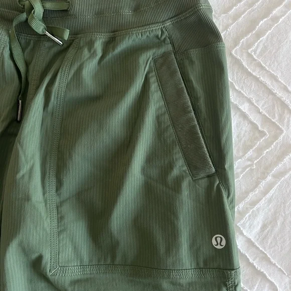 Lululemon Dance Studio Mid-Rise Pant
Regular Green Athletic Sz 4 GUC - Picture 7 of 10